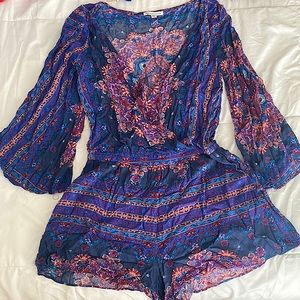 American Eagle belle sleeved romper with pockets.